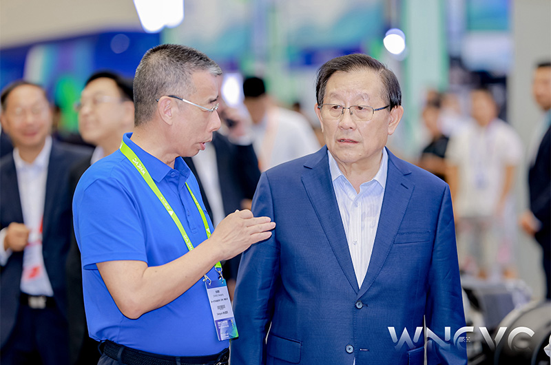 萬(wàn)鋼主席觀(guān)摩NGA智能電動(dòng)半掛車(chē)，助力貨運行業(yè)駛向“公路動(dòng)車(chē)”的“中國方案”！