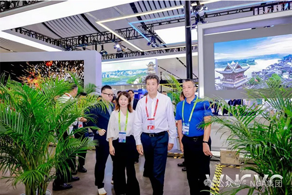 工業(yè)和信息化部熊繼軍副部長(cháng)體驗NGA智能電動(dòng)半掛車(chē)，精準靈敏，動(dòng)力十足！